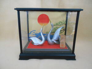 ●昭和レトロ　吉祥　双鶴　夫婦　飾り置物　ガラスケース入り　縁起物　現状品　M9794みち