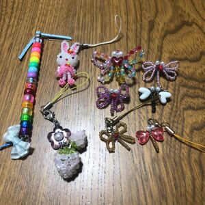 増量!!ハンドメイド ビーズ ストラップとブローチ 9点