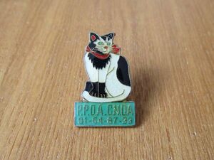  old pin badge : red bandana . volume .. cat .. cat animal pin zQ