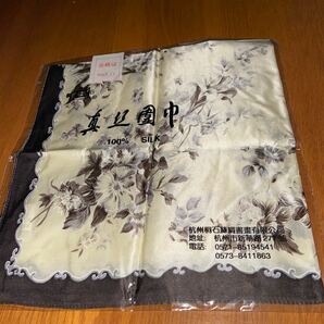 絹100％ 正絹 ハンカチ 花模様 シルク 縦横52cm 中国杭州