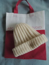 * very pretty .. warm.! hand-knitted. knitting wool. hat. * stylish white . tea -ming. design!* super convenient service goods attaching!