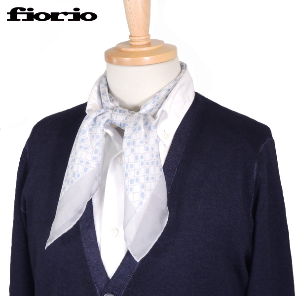 【定価1.4万・新品】fiorio（フィオリオ）プリントシルクスカーフ ブルー 64×63cm イタリア製 STRASBURGO別注