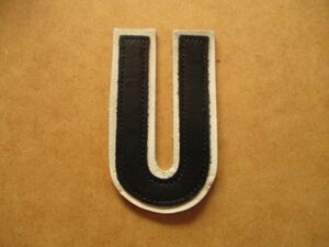 80s レザーワッペン『U』白×黒 ビンテージ革ワッペン/イニシャル ローマ字オリジナル本革Leather wappenパッチpatchアップリケ S6