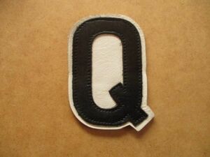 80s レザーワッペン『Q』白×黒 ビンテージ革ワッペン/イニシャル ローマ字オリジナル本革Leather wappenパッチpatchアップリケ S6