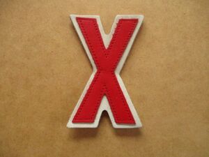 80s レザーワッペン『X』白×赤 ビンテージ革ワッペン/イニシャル ローマ字オリジナル本革Leather wappenパッチpatchアップリケ S7