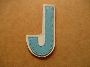 80s レザーワッペン『J』白×水色 ビンテージ革ワッペン/イニシャル ローマ字オリジナル本革Leather wappenパッチpatchアップリケ S7