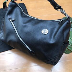 皮革 黒 素敵 オロビアンコショルダーバッグ