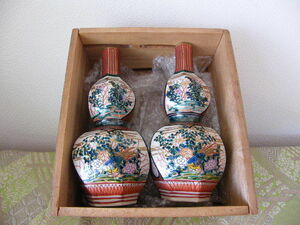 210. Kutani sake cup and bottle sake bottle one against 