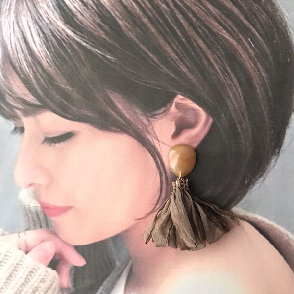 ハンドメイド*ブラウンカボション×ふんわりブラウンタッセルのピアス&イヤリング
