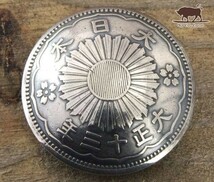 ●コンチョ ネジ式　日本古銭　小型50銭銀貨 旭日 シルバー　22mm　和柄_画像1