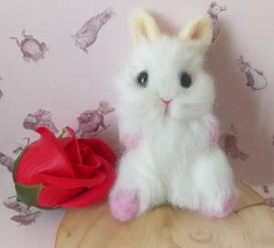 Art hand Auction Fluffy white rabbit, rabbit, felted wool, handmade, handmade, homemade, dollhouse, doll, white rabbit, white rabbit, white rabbit, toy, game, stuffed toy, Wool felt