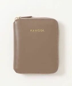 MO/KANGOL (カンゴール) KANGOL ロゴ型押し PUレザー ショートウォレット 財布 グレージュ KGSA-WA00015