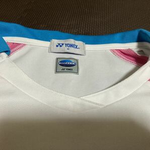 新品YONEX白、ピンク、水色（柄入り）ロゴピンク（刺繍）半袖ストレッチトップス サイズＭの画像4