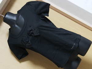 【セール】TO BE CHIC トゥービーシック キュートモデル♪ BIGリボンデザイン ロゴストーン 半袖 Tシャツ インナー 女性 婦人 ブラック 黒