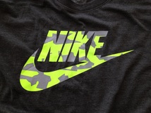 【既決USA】NIKE ・ ナイキ@完売胸元【NIKE】ロゴ入半袖Tシャツ【NIKE Men's Printed Camo Logo Graphic Tee】 Dark Grey @@M_画像5