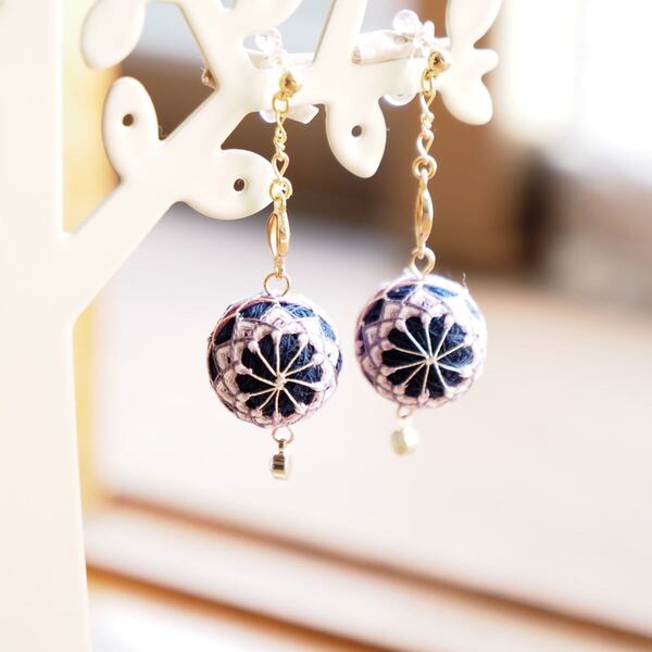 《受注制作》手鞠ピアス・イヤリング(ニツ菊)