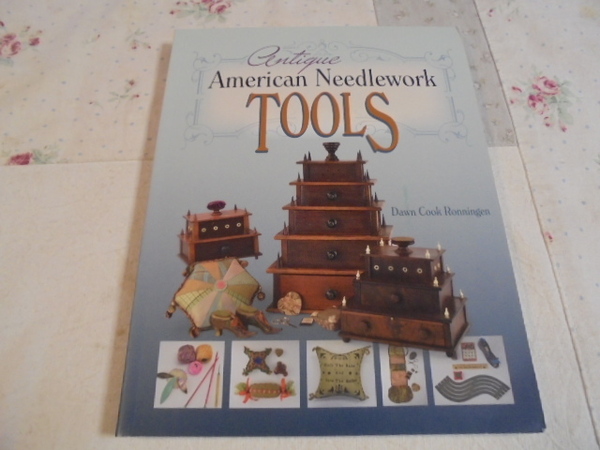 洋書Antique American Needlework Tools　アメリカアンティーク手芸道具　裁縫　刺繍　ラベル　針　ハサミ　針刺し　編み物