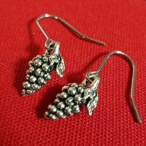 【再販】No.637 葡萄(ブドウ)のシルバーピアス★イヤリング グレープ、果物、ボタニカル、ハンドメイド、つぶつぶ、精巧、高見え