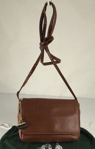 美品 LA BAGSGERIE ラバガジェリー 2WAY 可愛いライトブラウン 高級本革 斜め掛けOK クラッチ&ショルダーバッグ です。ロゴチャーム付き。