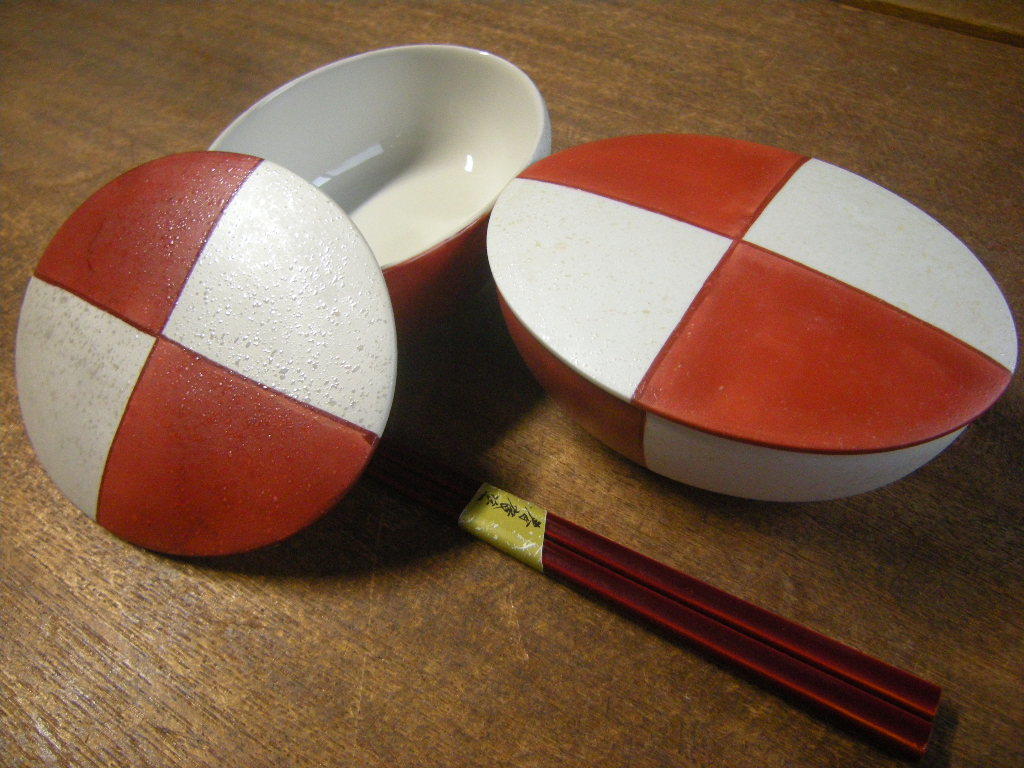 料亭うつわ◇現品限り【新品*廃番】市松(2種不揃い) 赤パール 小判 蓋鉄鉢 4寸(12㎝x9.3㎝x5㎝)ペア 2碗セット *高級うつわ*