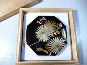 δ.. compact mirror case δ