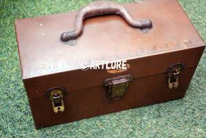 SHAKESPEAR 推定100年前の 蒐集家向 VINTAGE METAL TACKLE BOX (2321-SELLER)VINTAGE FISHING TACKLE BOX USA