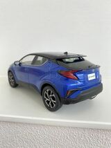 ★新型 C-HR ミニカー トヨタ 1/30 カラーサンプル 2NH ブラック×ネビュラルブルーメタリック ツートン 黒 青 色見本 非売品 TOYOTA_画像4