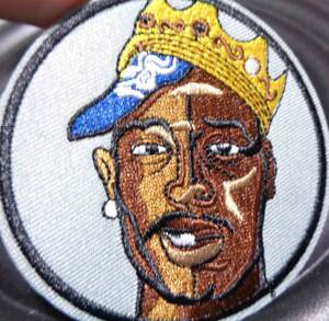 円型（灰）新品 TUPAC SHAKUR PATCH 2PAC ROUND HIP-HOP RAP FACE　王冠　2パック　ラップ　ヒッポホップ　　刺繍ワッペン（パッチ）◆ 