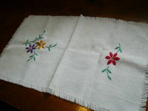 ヴェネツィアの蚤の市で。ハンドメイド。手刺繍お花入り、ブロカンテ・アンティーク・50ｘ29ｃｍテーブルウエア