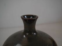 21318　陶器の花器◆光沢のある茶色の一輪挿し 花生　花瓶　フラワーベース　口径：約3㎝　外径：約10.5㎝　高さ：約13㎝　_画像2
