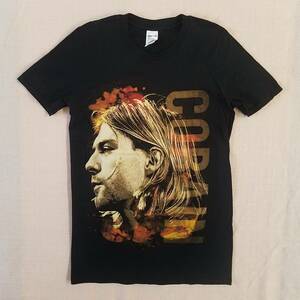 魅惑のバンドT特集!『KURT COBAIN(カート・コバーン)』半袖Tシャツ GILDANボディ ブラック サイズS／ニルヴァーナ ロックT