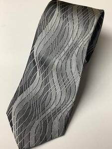 新品タグ付き　定価6,800 京都織物使用のノーブランドネクタイ　極上のゼブラー風のモノトーン黒白グレータイプ