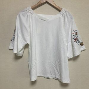 袖刺繍フレアカットプルオーバー　chocol raffine robe F オフホワイト 【MA-854】