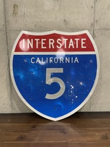 California Interstate 5 FWY メタルサイン アメリカ雑貨 インテリア ディスプレイ コレクション 壁掛け ロードサイン_画像1