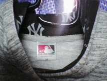 【New York Yankees】ニューヨーク・ヤンキース レディース用フード付きパーカートレーナー上着 M 灰色 薄手生地★メジャーリーグ MLB_画像3