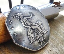 ◆コンチョ ネジ式　イギリス　50ペンス　7角　ブリタニア　29mm ネジ ボタン コイン パーツ_画像3