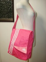 ● adidas アディダス 軽量 ピンク スリーライン 白 ショルダーバッグ 斜め掛けバッグ ポリエステル素材 メンズ レディース 男女兼用可能_画像2
