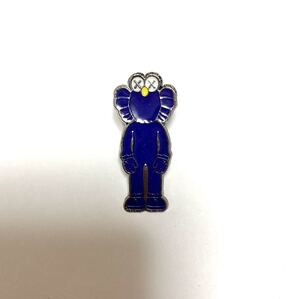 kaws ピンバッジ ピンバッチ キーホルダー 青 カウズ フィギュア a