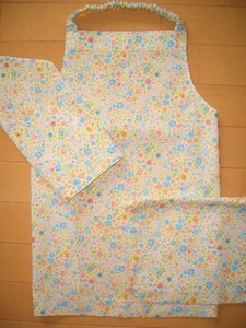 * hand made apron 3 point set 120 rom and rear (before and after) small floral print lovely *