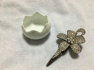 花型クリスタルガラス/パールタイプ髪留(全長約10cm)&白磁花型小物入(径約6×4cm) 未使用