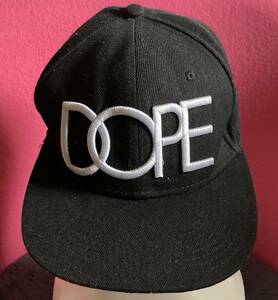 ラッパーやヒップホッパーに大人気♪【DOPE ドープ】ブラックカラーにフロントのワッペンロゴがカッコいいベースボールCAP帽子FREEサイズ