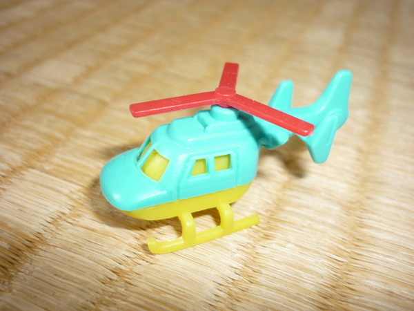■希少 美品 1970年代！食玩 グリコおまけ プラスチック製 『ヘリコプター』 赤、黄、水色 縦2.0ｃｍ、横4.3ｃｍ、幅1.6ｃｍ