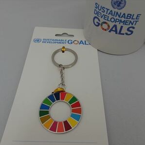 SDGsピンバッジ　ロゴ入りキーホルダー(3300円税込）国際連合 (国連ブックショップ購入・送料無料・新品未使用)「持続可能な開発目標」UN39