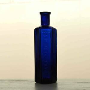 108 2549-3　薬瓶　ポイズンボトル　NOT TO BE TAKEN　4 oz　六角形　濃いブルー　ヨーロッパ　ヴィンテージ