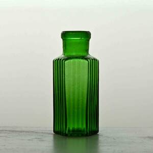 2569-1　薬瓶　メディスンボトル　六角形　グリーン　ボトルディグ　ヨーロッパ　ヴィンテージ