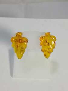 K18YG amber earrings! leaf. shape.