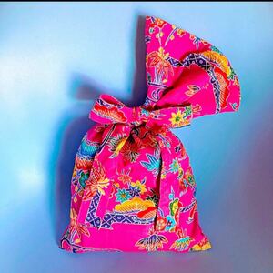 【美品】鮮やかなピンク色 琉球風の柄 布袋 収納ポーチ