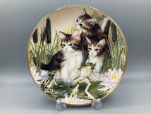 限定品 フランクリンミント Playing Leap Frog ネコ 猫 カエル 飾り皿 絵皿 皿 ①⑥ (793)_画像1