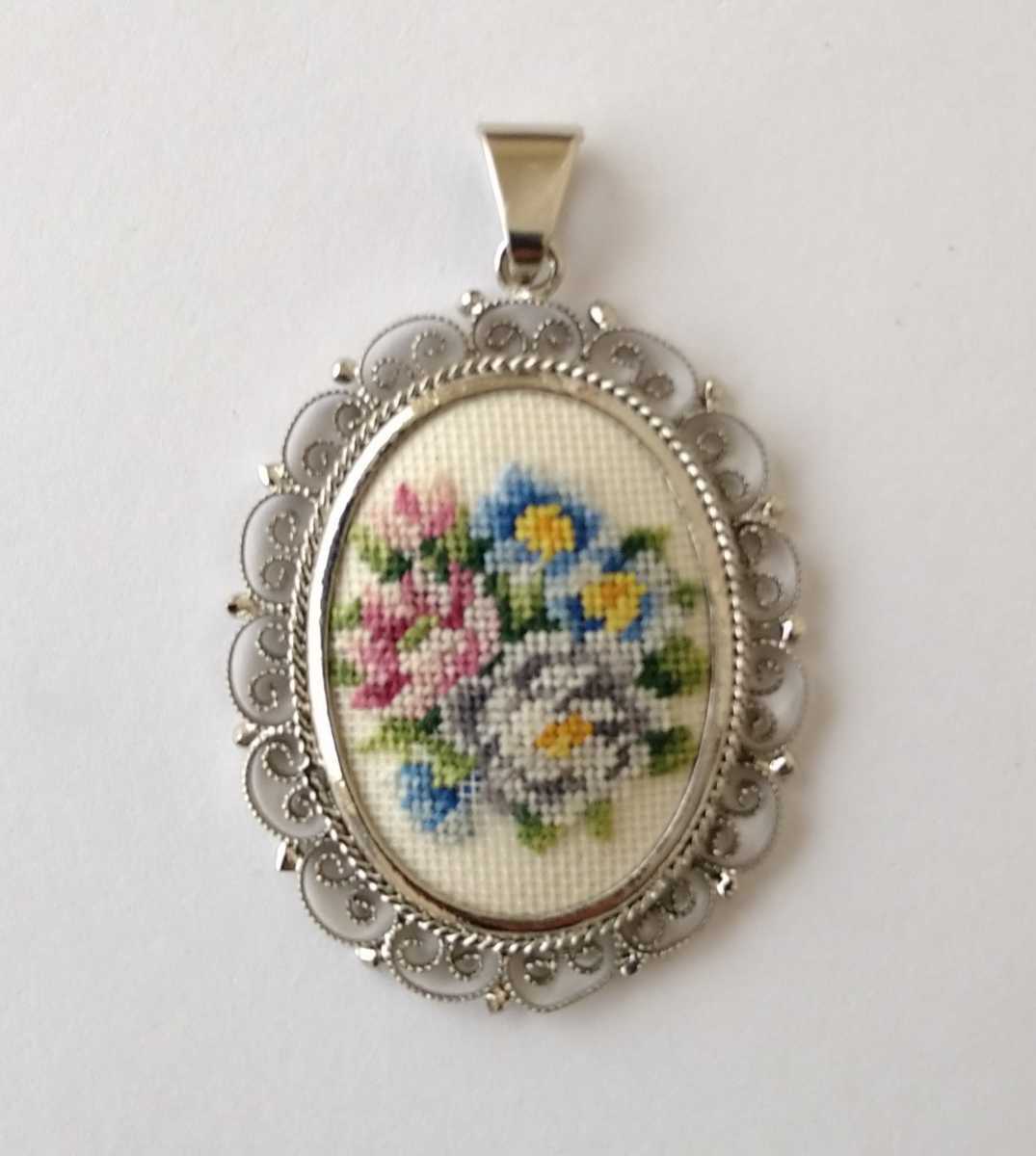 どうぞよろ プチポアン・プチポワン☆パンジー刺繍ブローチ ペンダント