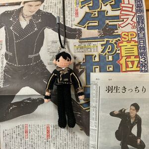 ハンドメイド 編みぐるみ人形 羽生結弦選手イメージ人形 ショート衣装風+世界選手権、国別対抗2紙付き